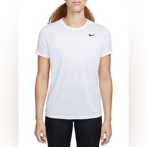 LOT OF 2 new white t-shirts Nike and old navy